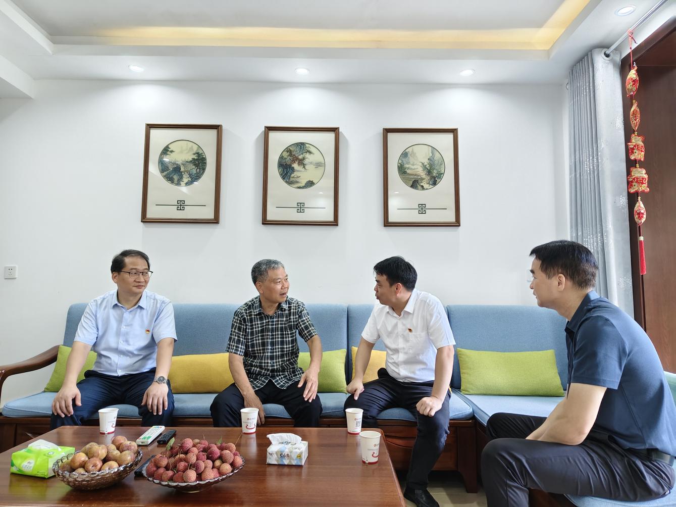 广西商业学校党委组织开展“七一”走访慰问老党员活动 广西商业学校党委组织开展“七一”走访慰问老党员活动